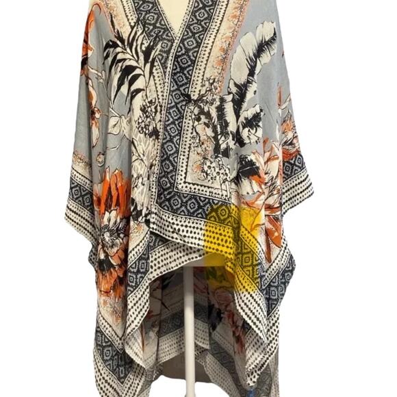 Vince Camuto Tropical Blooms Ruana Floral Kimono Wrap with Tassels  One Size - Picture 2 of 9